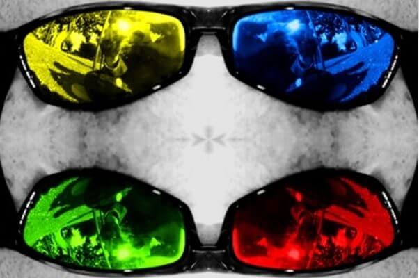 Gafas de sol con cristales de distinto color.