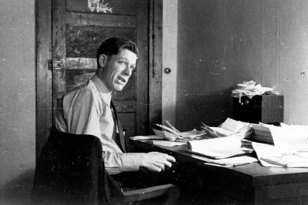Una fotografía de Harry Leland Mitchell, secretario ejecutivo, y posteriormente presidente, de la Unión de Granjeros Arrendatarios del Sur (Southern Tenant Farmers Union, STFU), trabajando en su oficina, en el cuartel general de la STFU en Memphis, Tennessee.