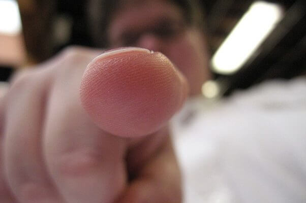 Alguien apunta con su dedo índice directamente hacia ti, quizás te haya elegido para delegar.