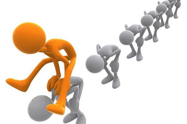 Un monigote 3D de color naranja, saltando sobre el resto de color gris.